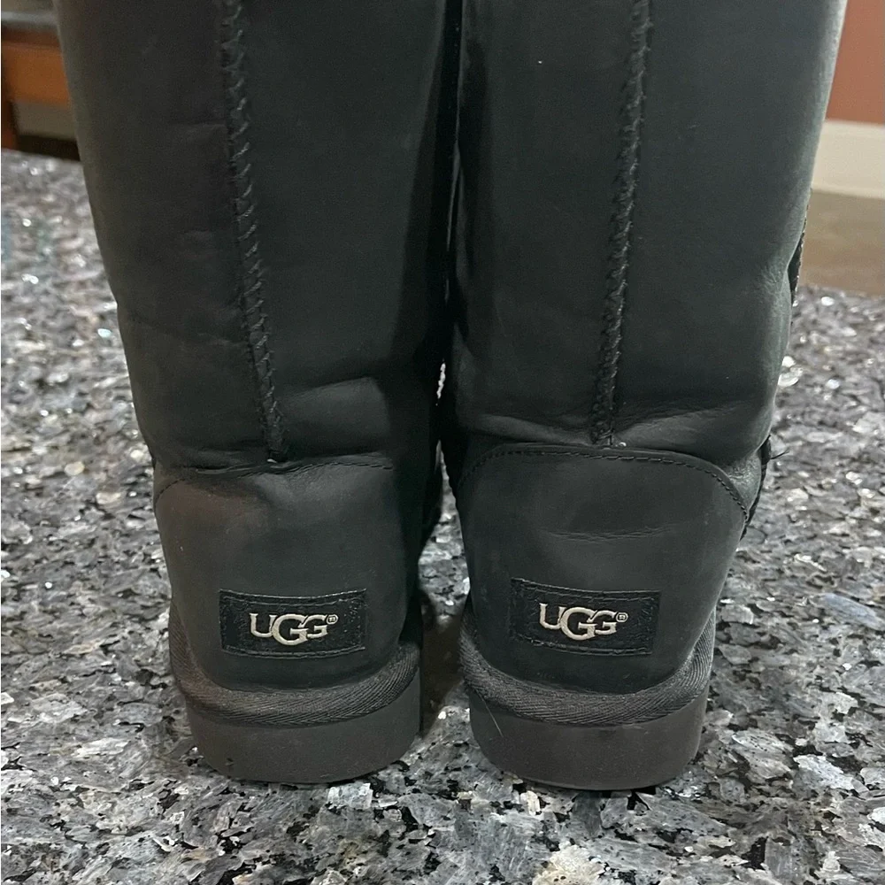 UGG Classic Short II Women’s Black Leather Boots Size 7